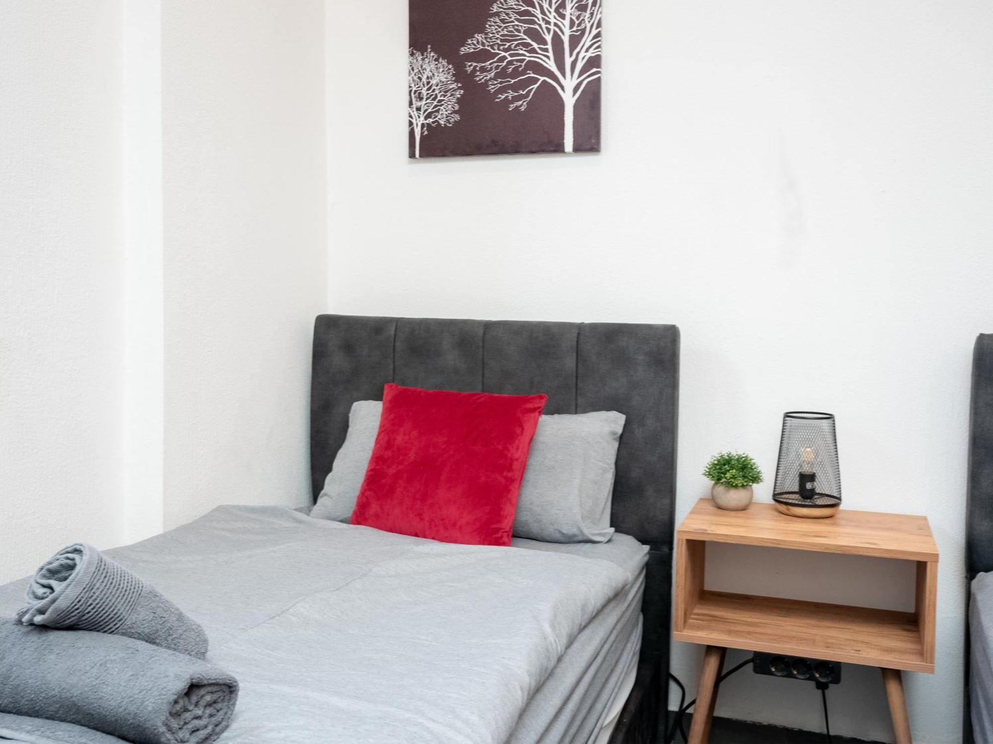 Appartement Serviceroom24 - 2 In Hoch Wlan - Smart-tv - 24-7 Check-in Und Kueche *